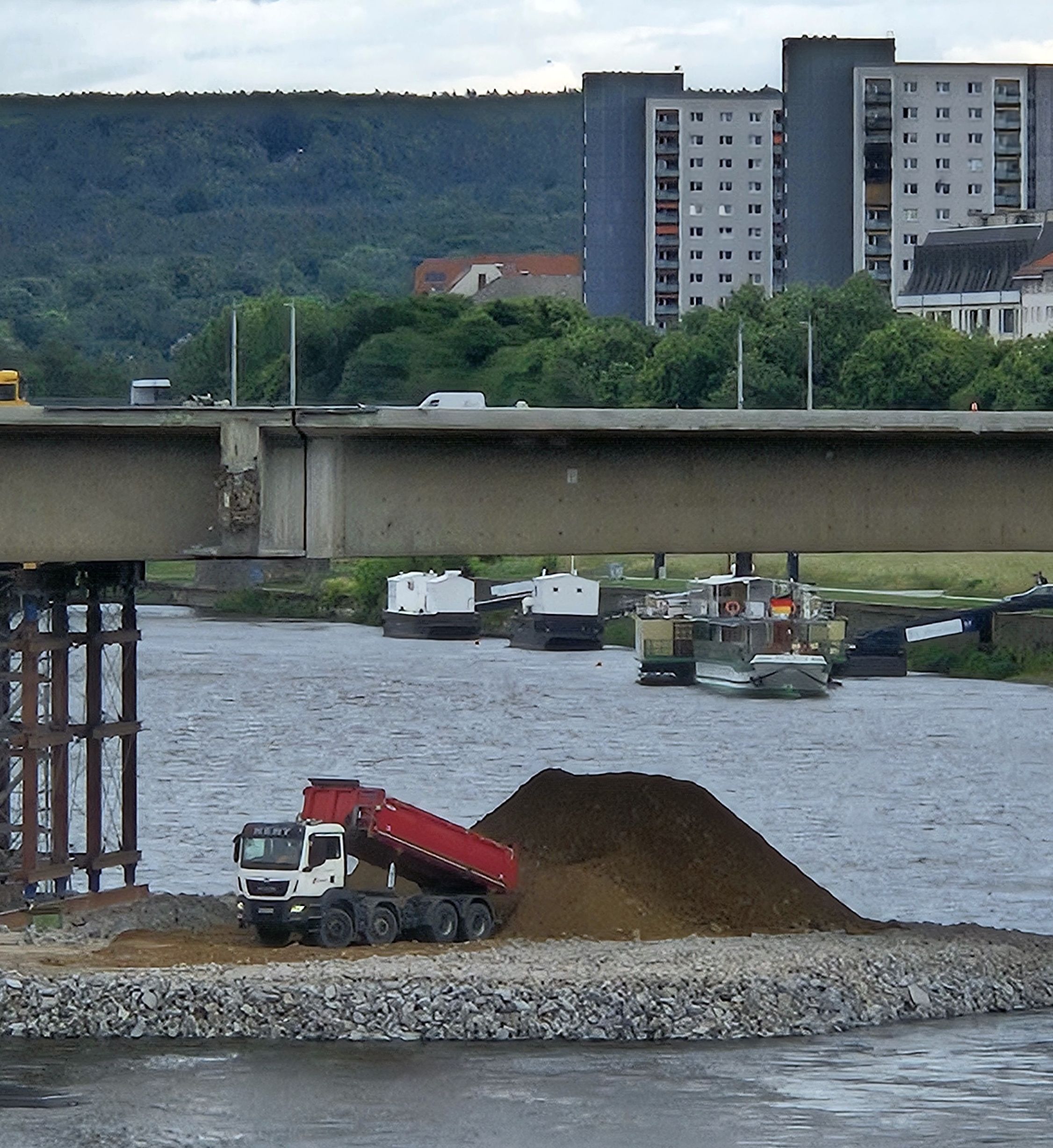 Auf diesem Kieshügel soll  das Brückenteil dann runterfallen. Foto: Anton Launer