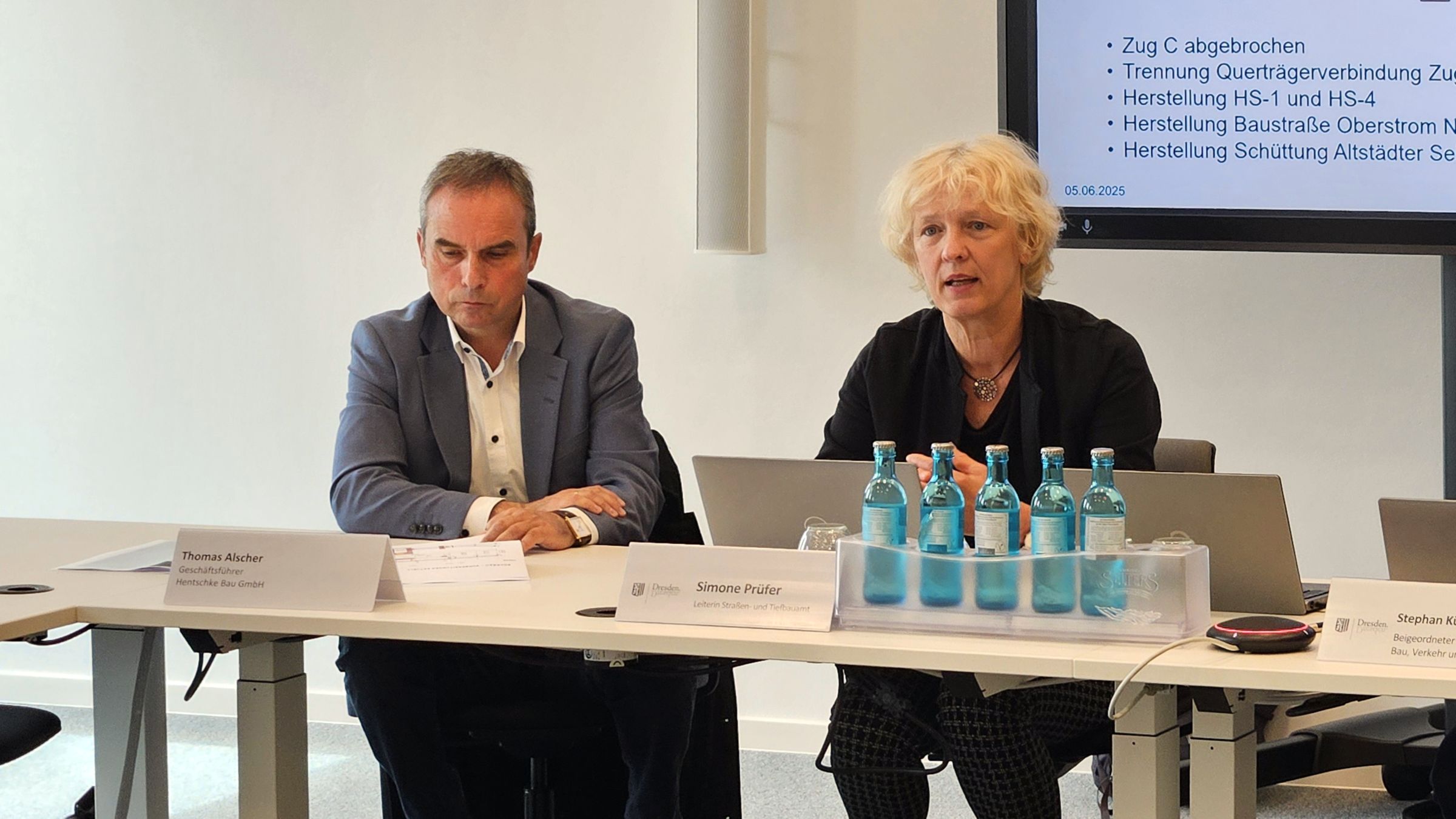 Thomas Alscher, Geschäftsführer von Hentschke Bau und Bauamtsleiterin Simone Prüfer bei der Vorstellung der Abriss-Pläne. Foto: Anton Launer