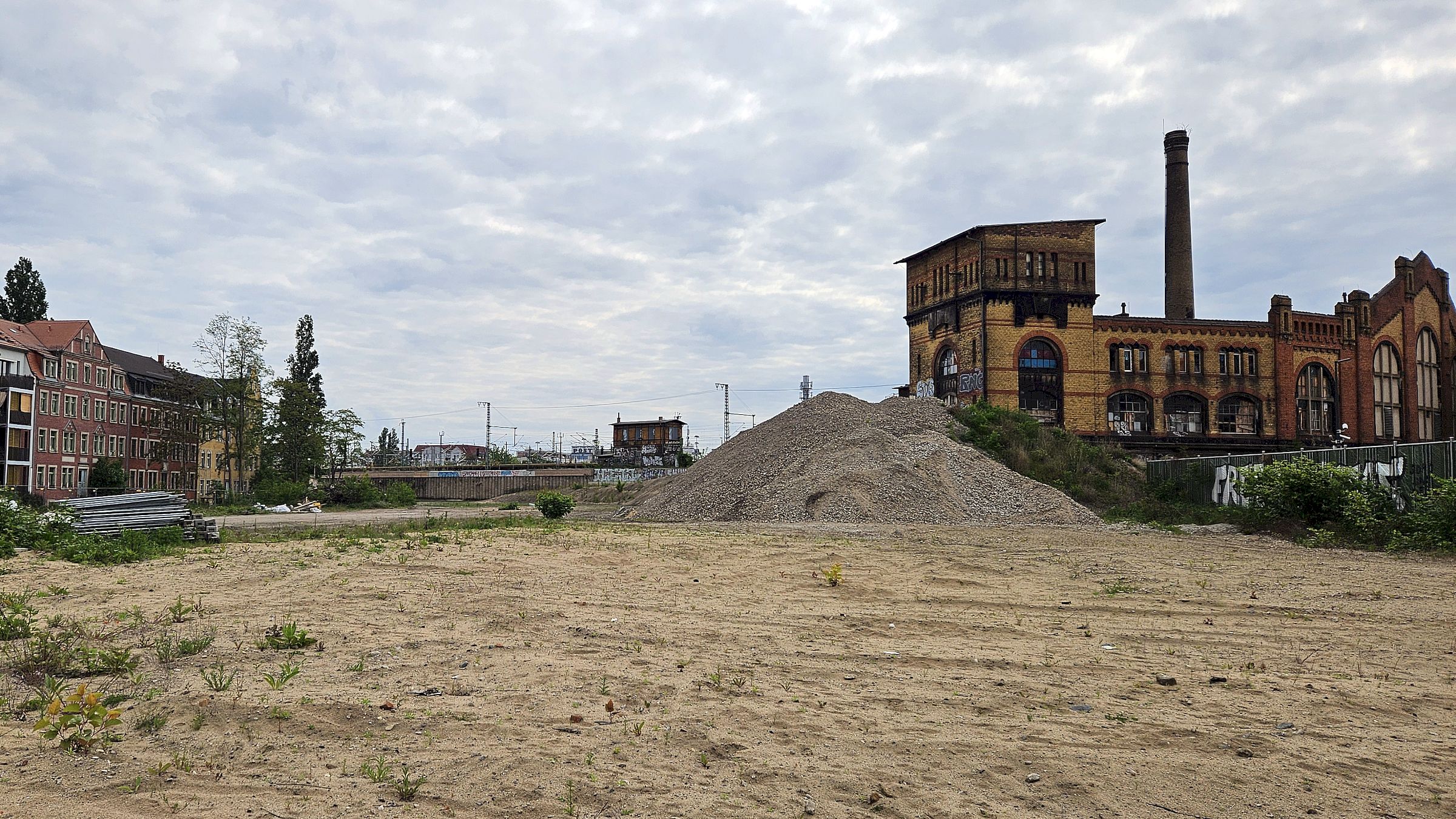 Was wird aus dem Gelände am alten Lokschuppen? Das kleine Wäldchen wurde abgeholzt, ansonsten liegt die Fläche an der Hansastraße brach. Foto: Anton Launer