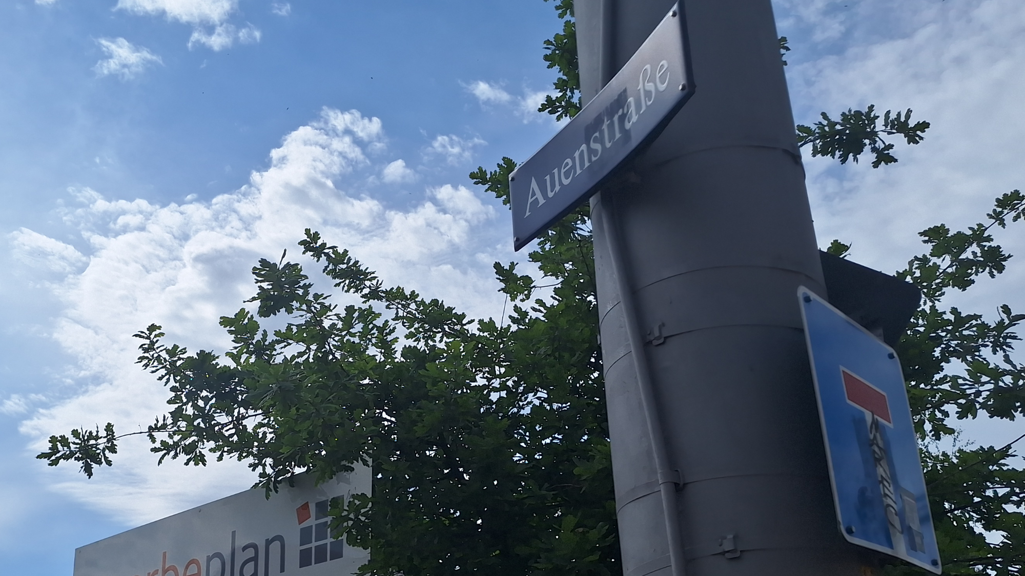 Ach, du liebe Auenstraße! Straßenschild Auenstraße