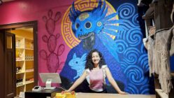Mexxica in der Rothenburger Straße Paola Campos vor Axolotl und Quetzalcoatl. Foto: Anton Launer