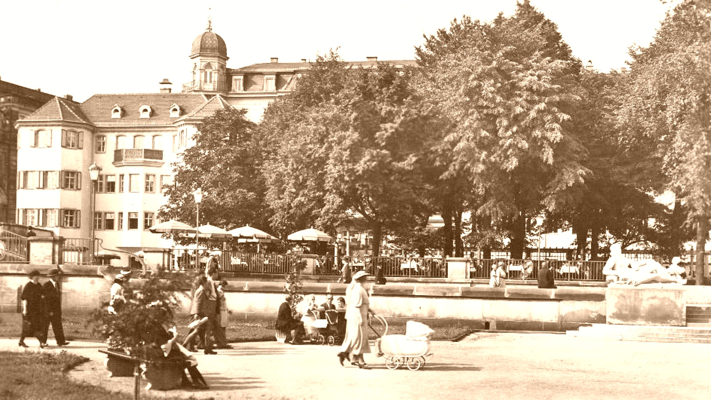 Adele und der Bubikopf Narrenhäus'l an der Augustusbrücke - zeitgenössische Postkarte - gefunden auf www.altesdresden.de