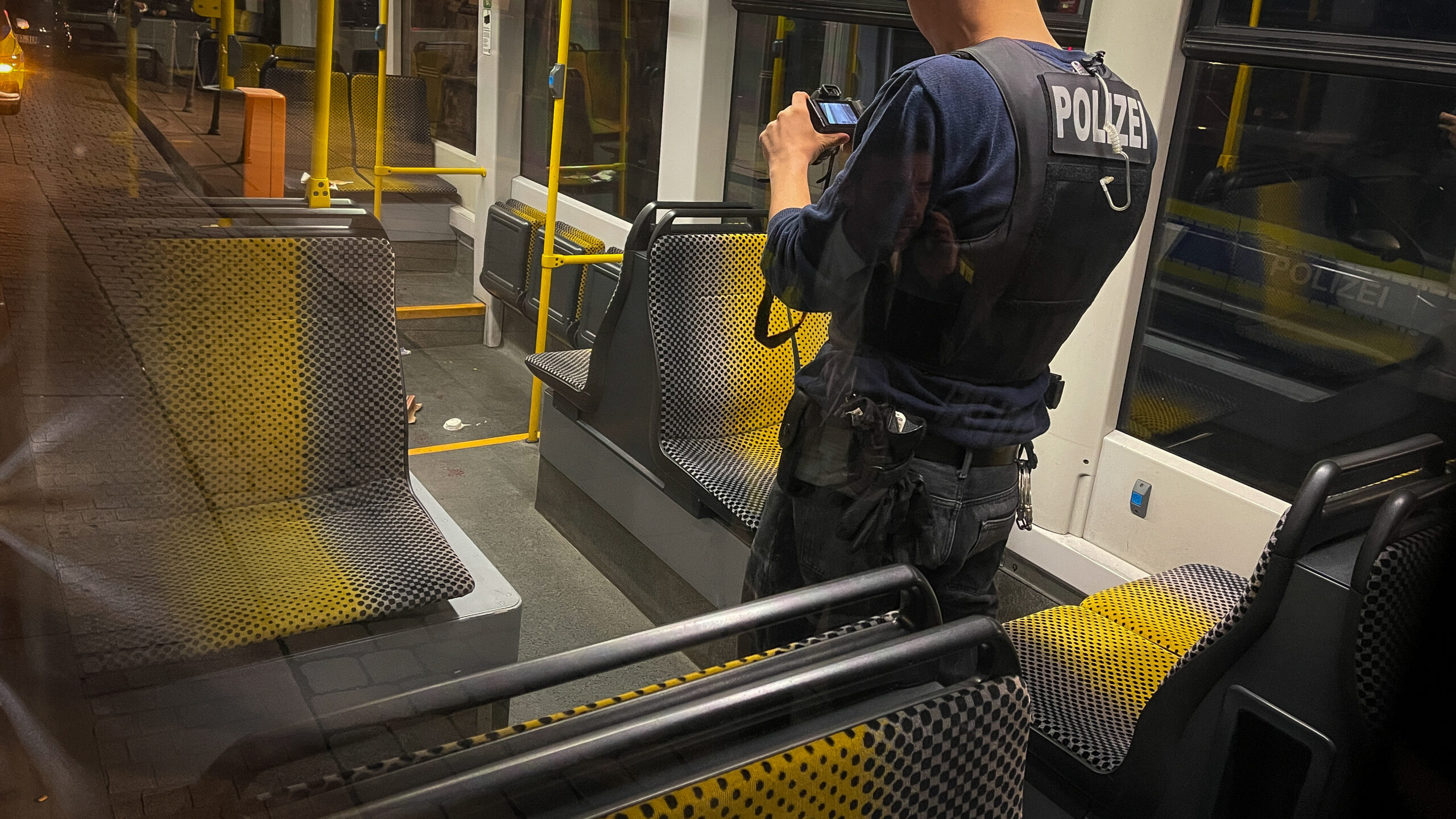 Messerangriff in Linie 7 - ein Täter festgenommen, einer auf der Flucht Ein Polizist dokumentiert den Tatort in der Straßenbahn für die Ermittlungen. - Foto: Florian Varga