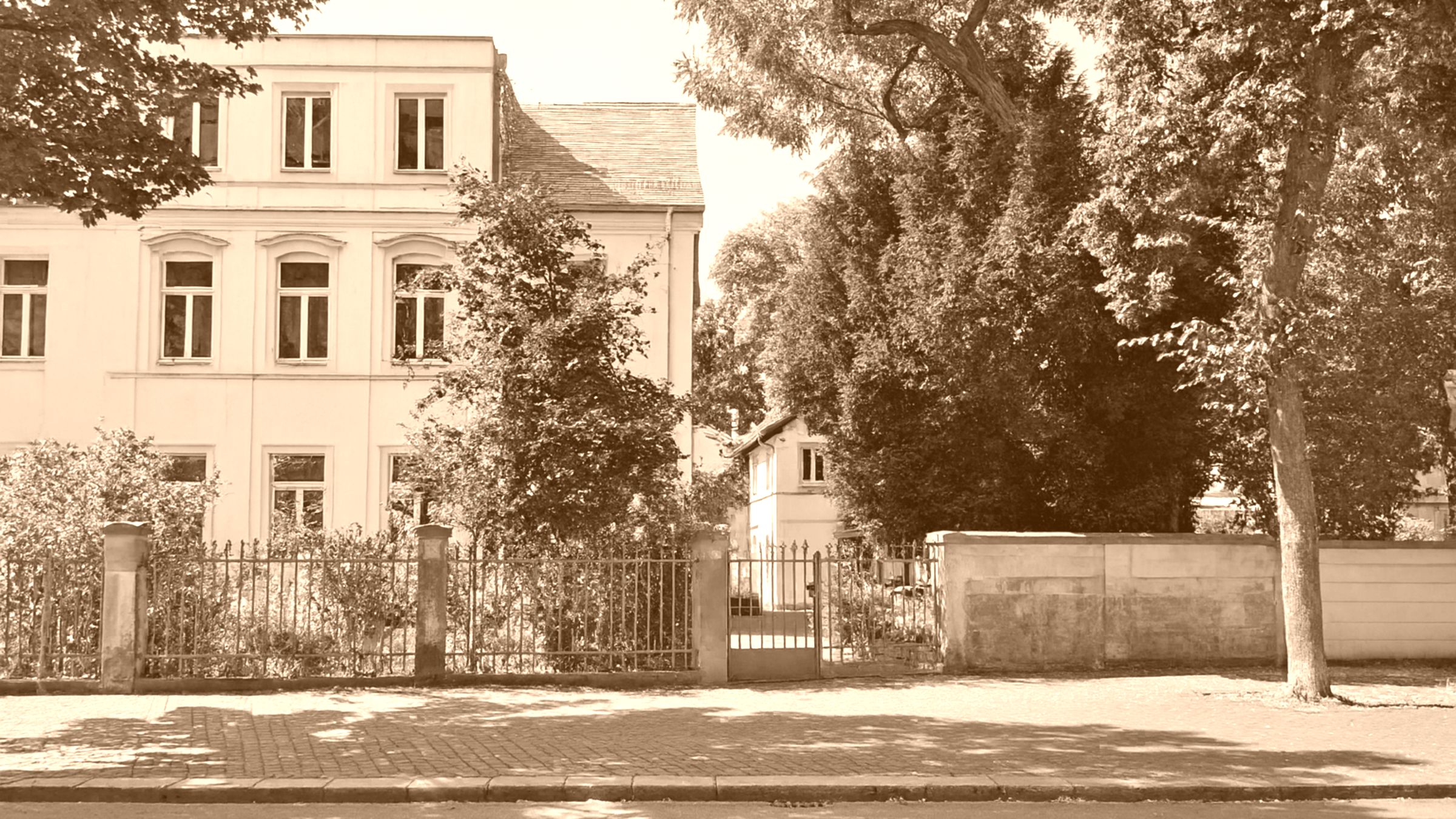 Ein Attest für Porter Bier In der Glacisstraße Nummer 9 befand sich einst ein Laboratorium, hier wurde auch Bier analysiert. Foto: Heinz Kulb.
