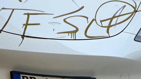 Beschmierter und beschädigter Tesla - Foto: Privat