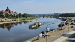 Elbe wieder für Schiffverkehr freigegeben Der Älteste war der Erste. Raddampfer Stadt Wehlen fuhr heute als Erster durch die Stelle, an der einst die Carolabrücke stand. Foto: Privat