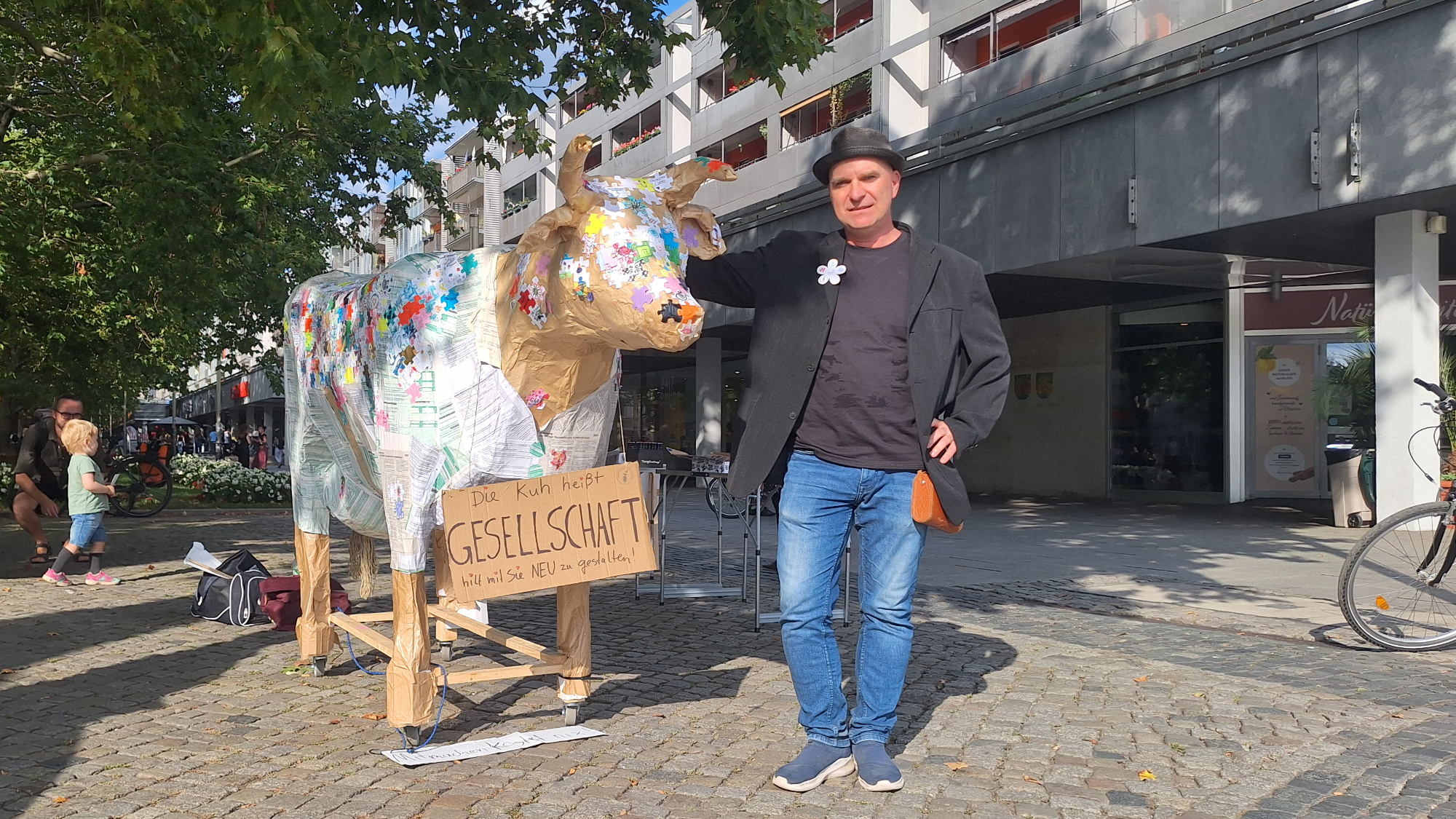 "Gesellschaft" sucht Stall Thomas Preibisch mit seiner Kuh in der Dresdner Hauptstraße.