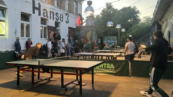 Während die Dämmerung fällt, nehmen die Matches Fahrt auf – Foto: Jonasz Schulze