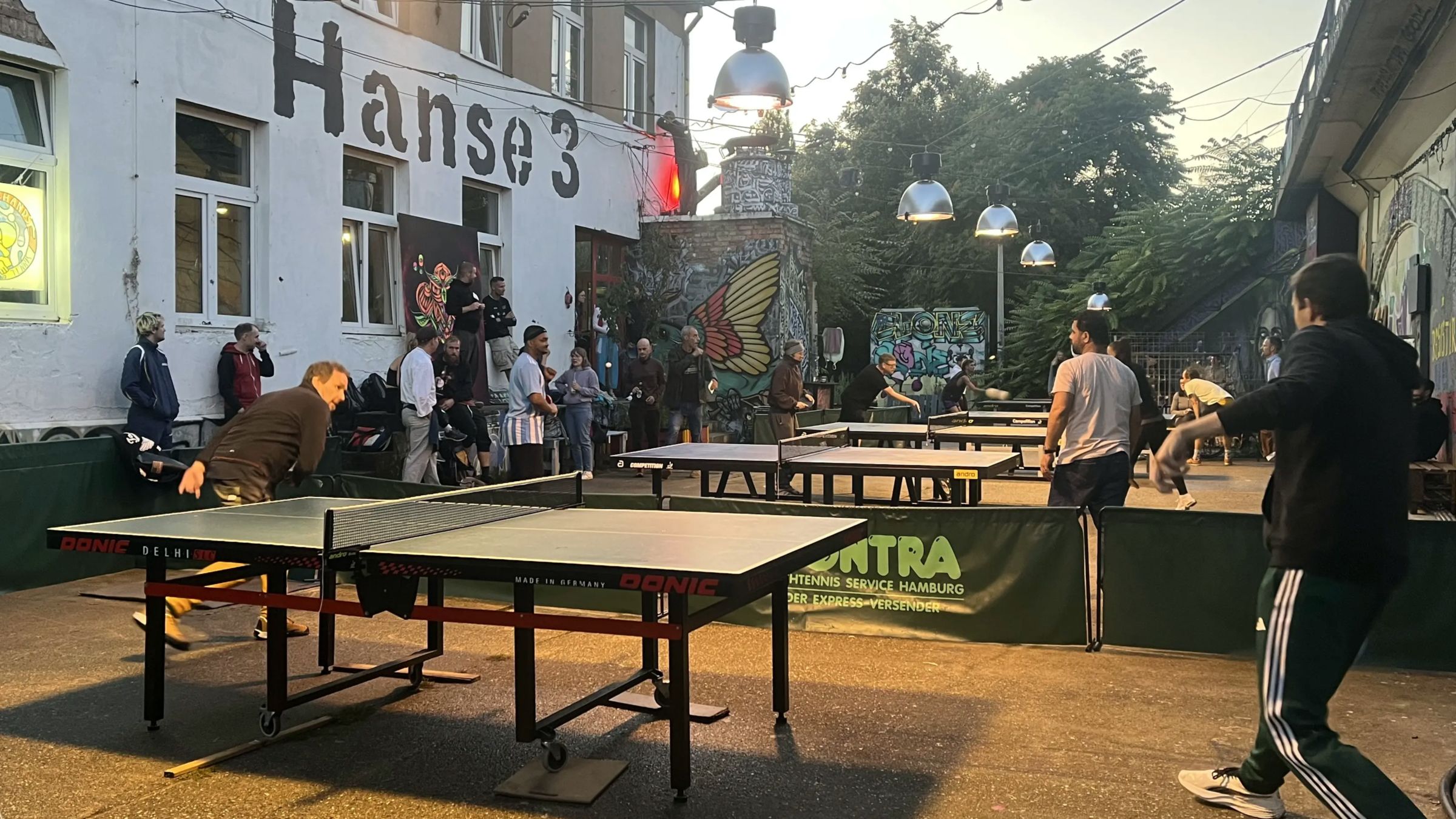 Während die Dämmerung fällt, nehmen die Matches Fahrt auf – Foto: Jonasz Schulze