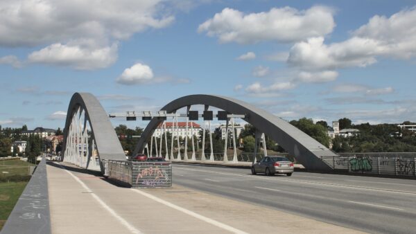Mit Zwölf schon in der Midlife-Crisis? Die Stadtverwaltung musste verbreitete Schäden an der Waldschlößchenbrücke einräumen. Foto: Victor Franke