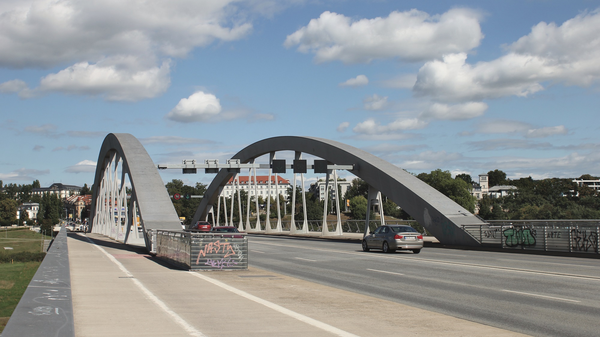 Schäden an Waldschlößchenbrücke Mit Zwölf schon in der Midlife-Crisis? Die Stadtverwaltung musste verbreitete Schäden an der Waldschlößchenbrücke einräumen. Foto: Victor Franke