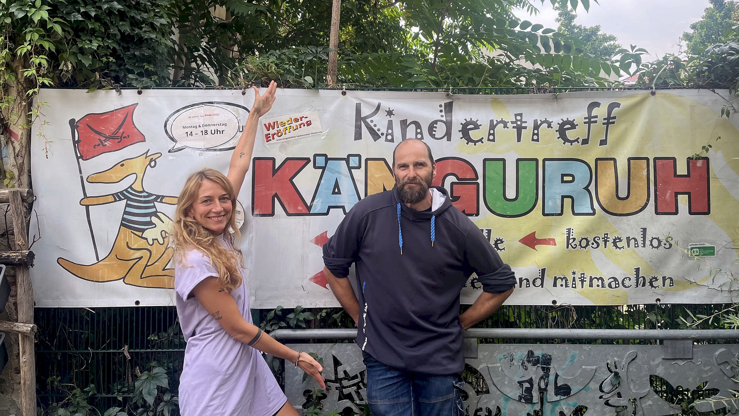 Strahlende Gesichter nicht nur bei den Kindern und Eltern: Auch Karolin Kilian und Lars Hitzing freuen sich über die Wiedereröffnung – Foto: Jonasz Schulze