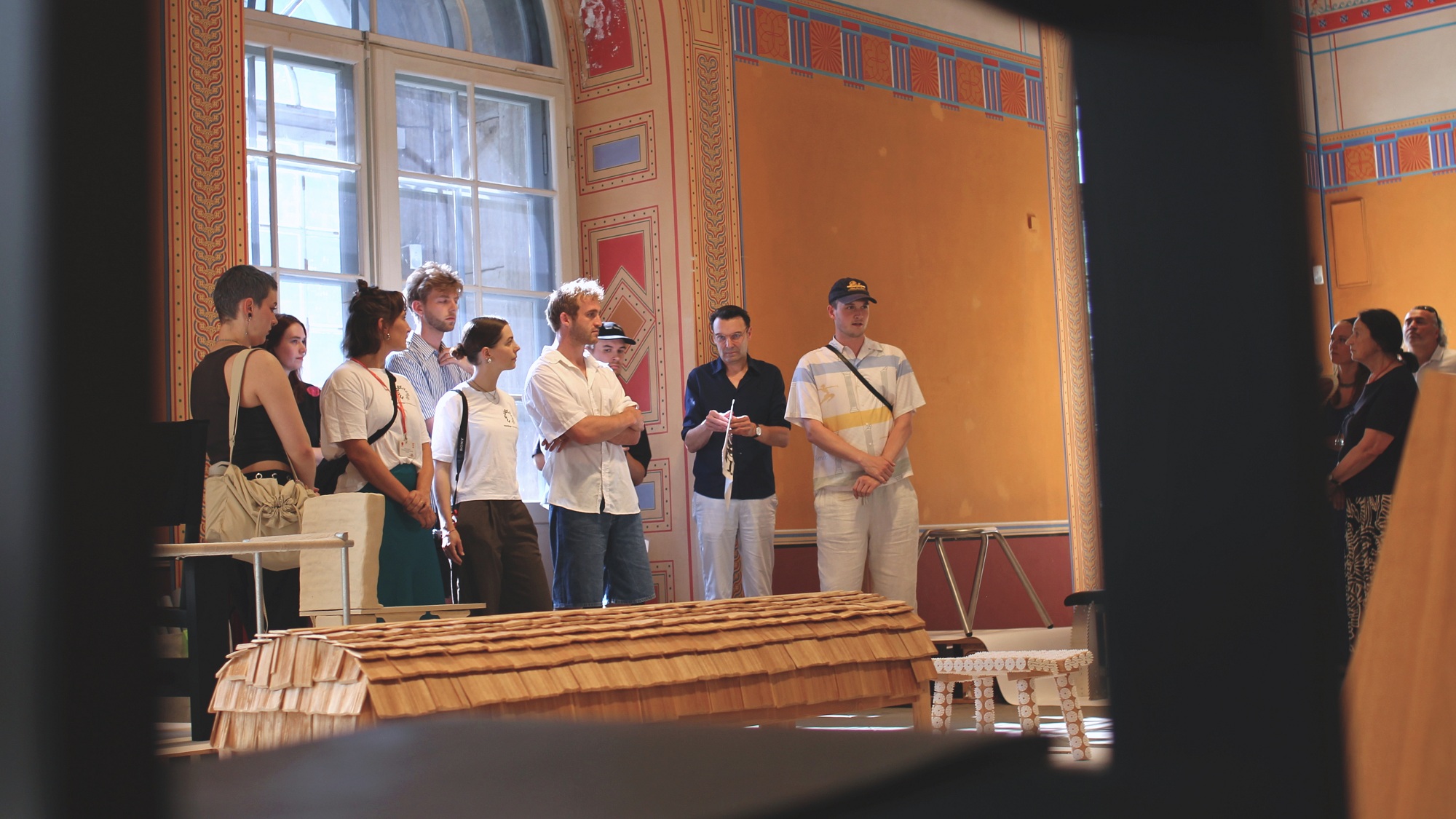 Gemeinsam mit Designer*innen eröffneten die Mitglieder von "neuerdings" die Pop-Up-Ausstellung im Japanischen Palais. Foto: Victor Franke