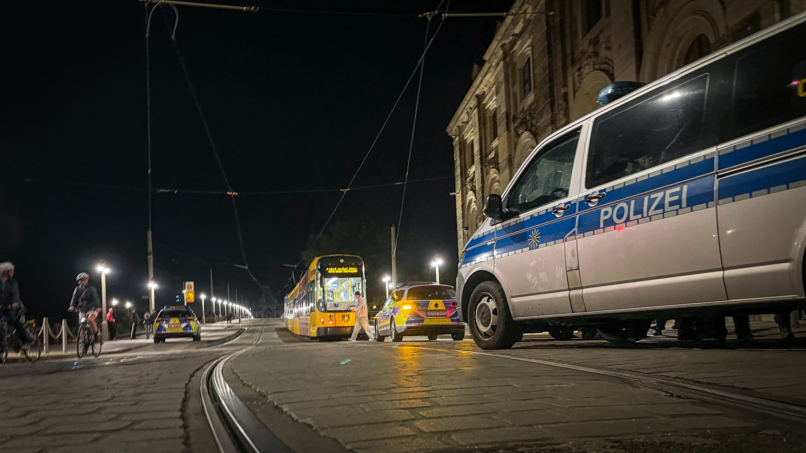 Die Straßenbahnlinie 7, sonst um die Uhrzeit gut gefüllt, nun gähnend leer. Nur Blutlachen und Essensreste markieren hier noch den Tatort. - Foto: Florian Varga