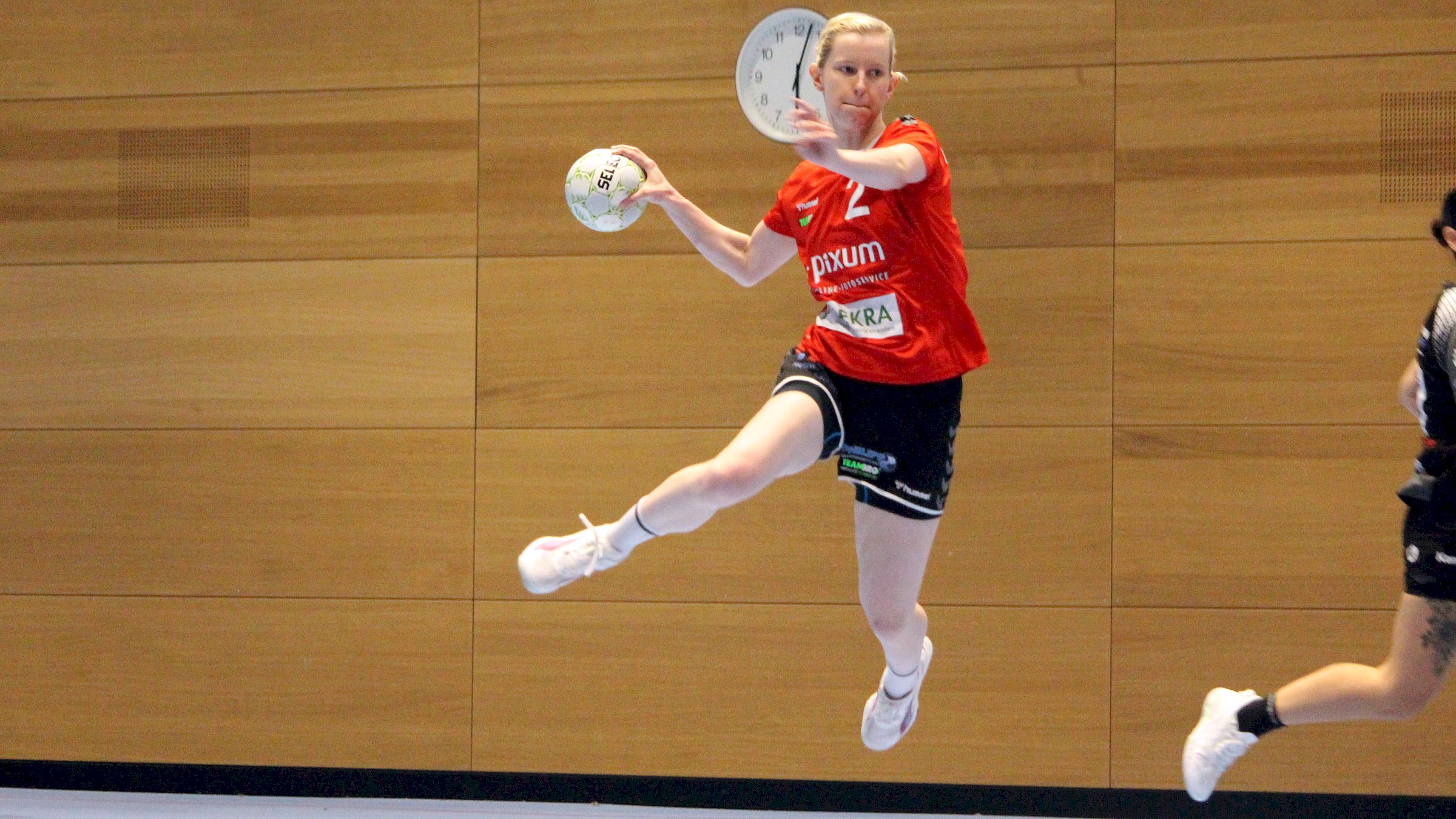 Auftaktsieg der Sporties gegen Riesa Mit vier Toren war Jennifer Lippmann eine der erfolgreichsten Werferinnen im Match gegen Riesa. Foto: Sporties