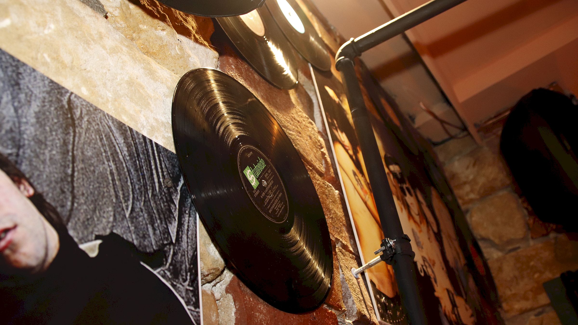 Schallplatten und Rockstar-Poster an den Wänden, dazu laute Punk- und Rock-Musik. Foto: Anton Launer