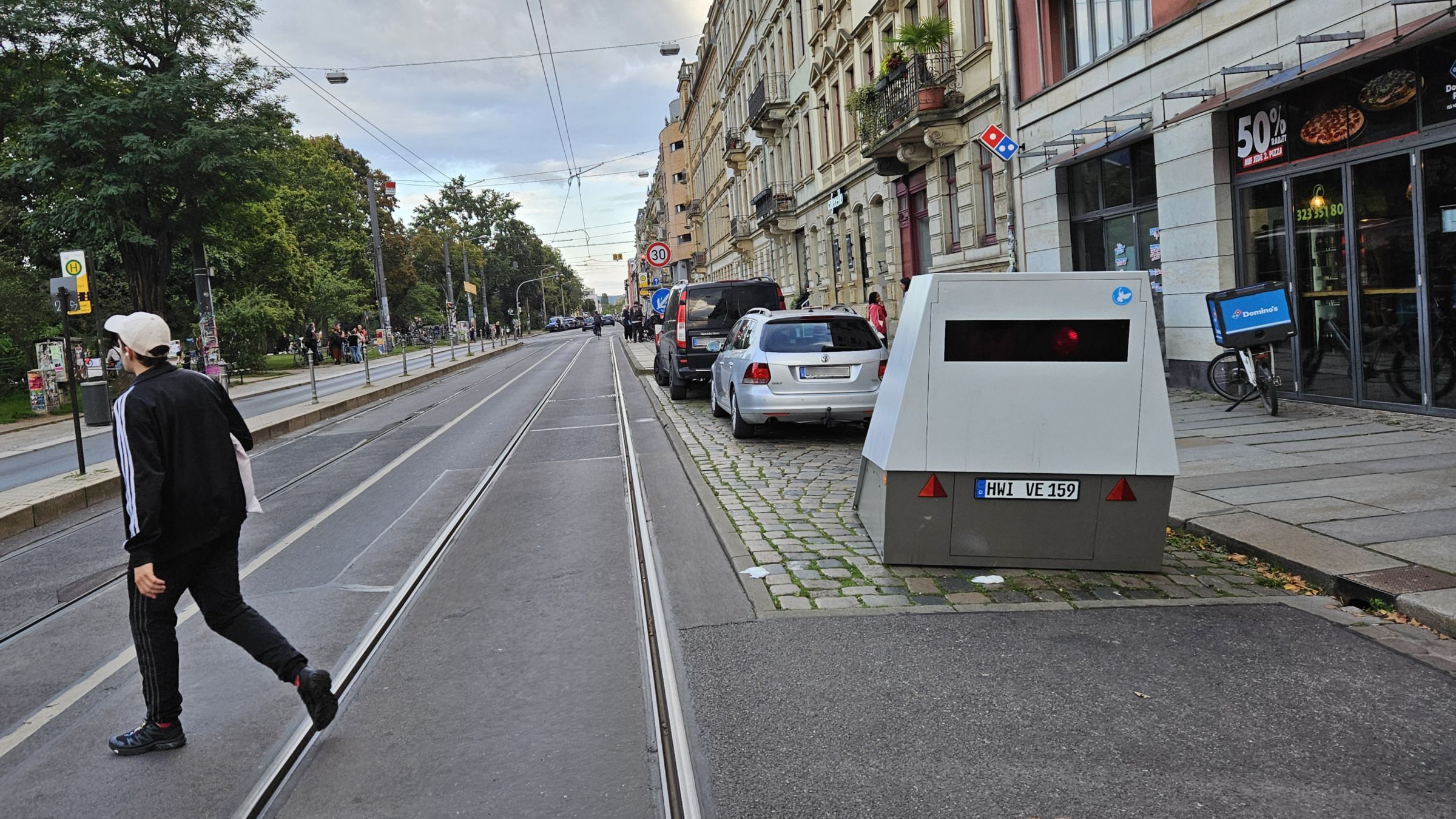 Mobiler Blitzer am Bischofsweg im Tempo 30-Bereich. Foto: Anton Launer