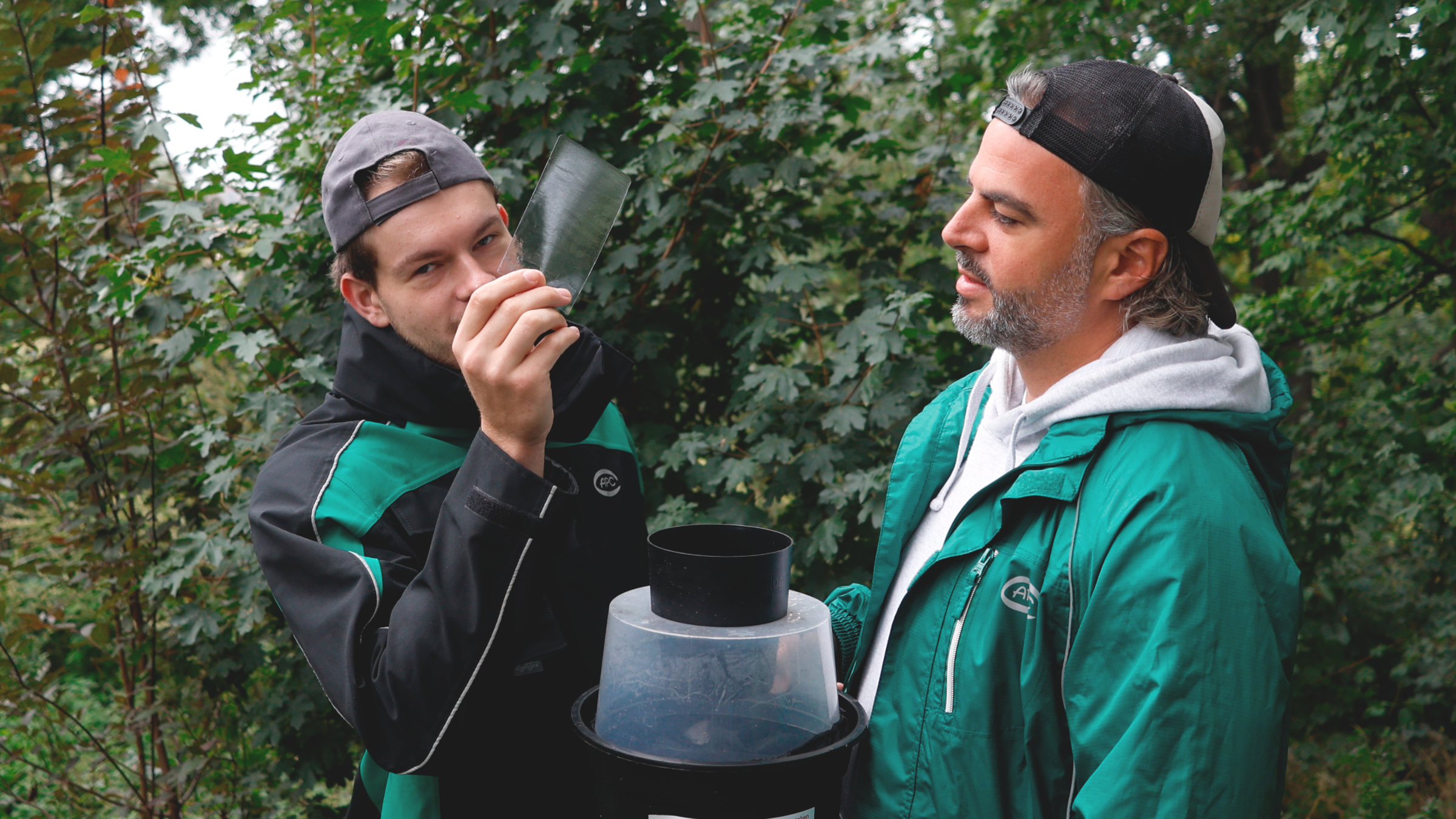 Tigermückenzählen an der Tannenstraße Niclas Münzel und Marco Said Wontke von der Firma APC werten die Fallen aus: Keine Tigermücke gefunden. Foto: Florian Varga