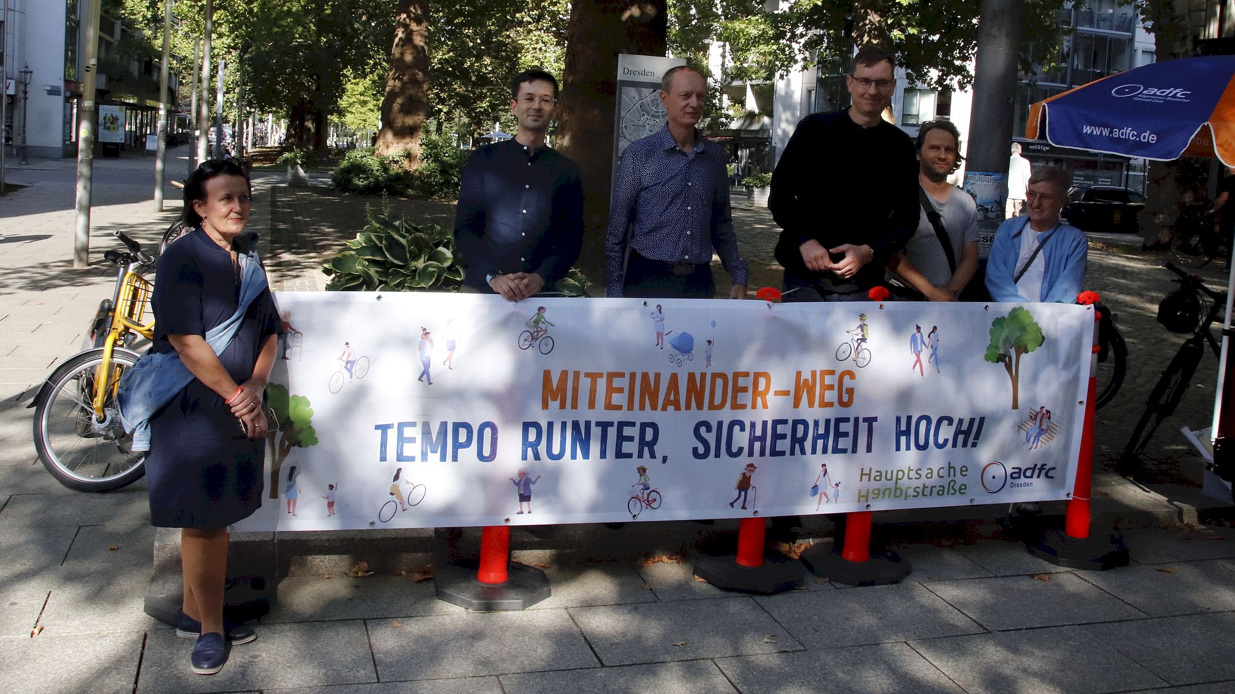 ADFC und Handelsverein kamen mit Bürger*innen ins Gespräch und verteilten Flyer an Radfahrende. Ziel: Tempo runter - Sicherheit hoch - Foto: Anton Launer