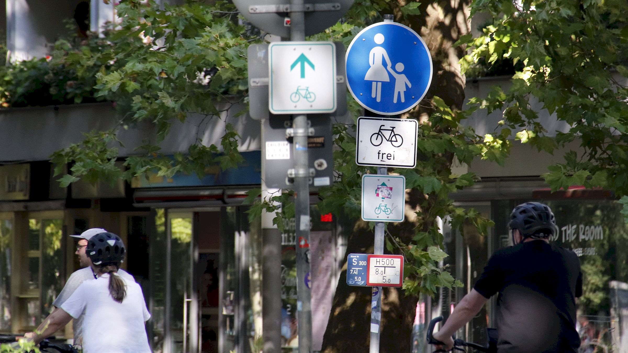 ADFC und Händlerverein: Tempo runter, Sicherheit hoch Ist es nun eine Radroute oder ein Fußweg oder gar beides. Die Beschilderung lässt derzeit Interpretationsspielraum zu. Foto: Anton Launer