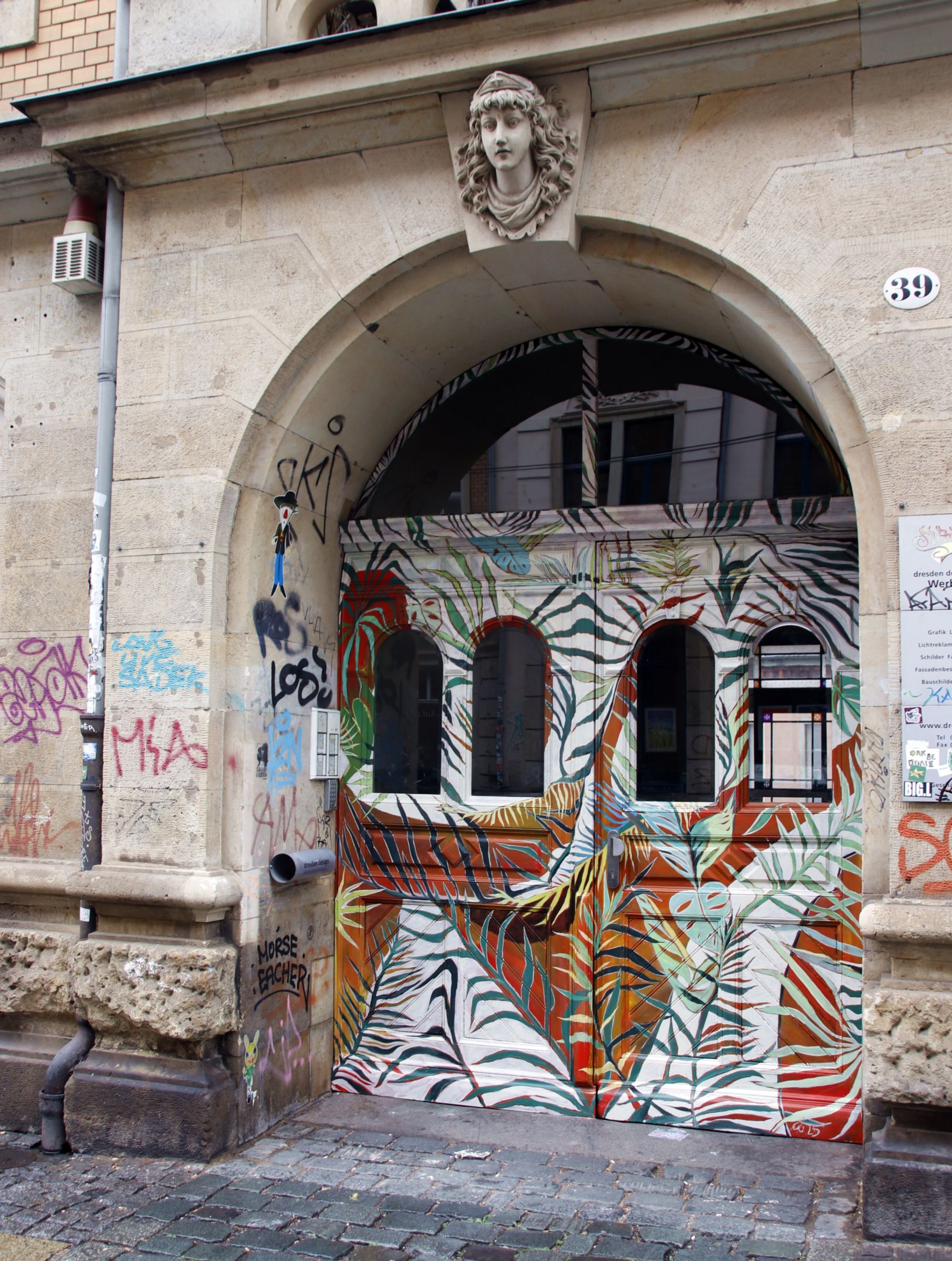 Die künstlerische Gestaltung der Tür soll vor weiteren Tags schützen. Foto: Anton Launer