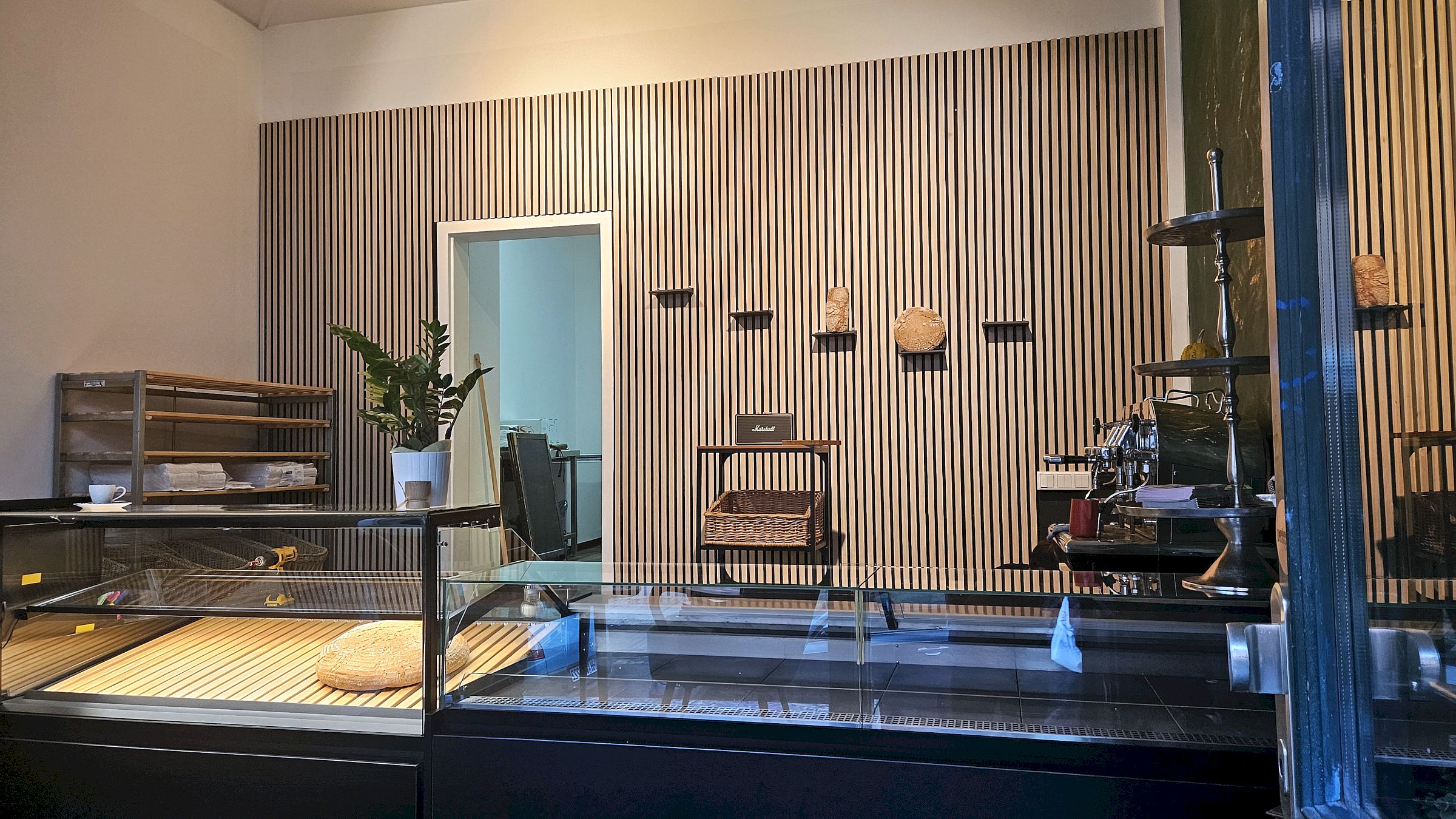 Ab Dienstag soll die Auslage mit Bio-Backwaren gut gefüllt sein. Foto: Anton Launer