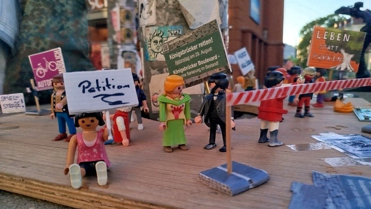 Minidemo vor der Schauburg - Foto: Initiative "Königsbrücker muss leben"