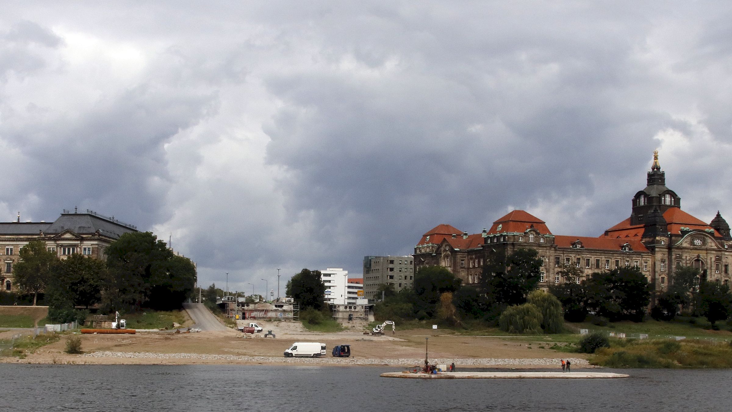 In gut zwei Wochen soll der Elberadweg wieder befahrbar sein. Foto: Anton Launer
