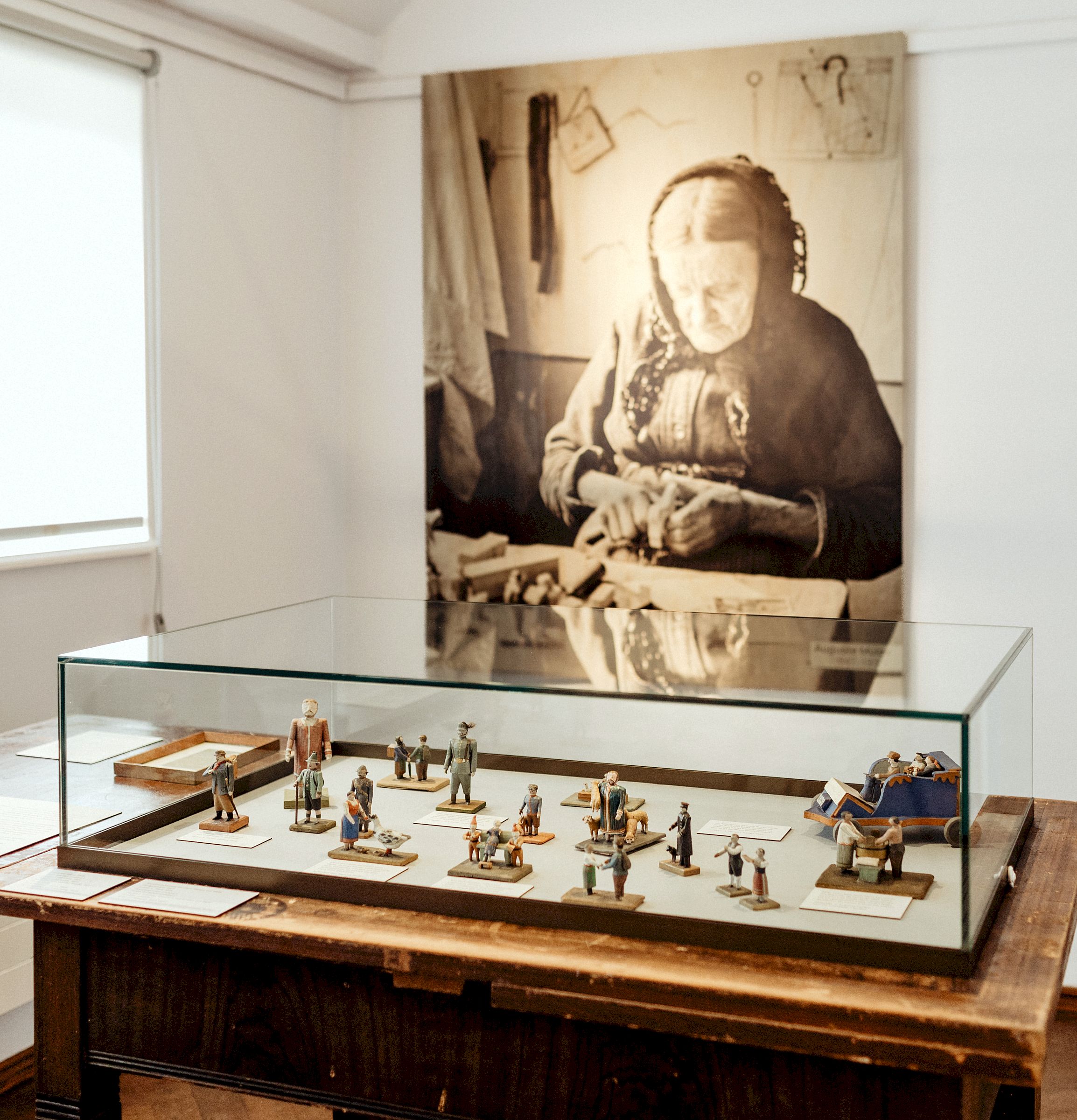 Ausstellungsansicht "Frauen machen Männel" - im Hintergrund Auguste Müller - Foto: SKD/Anna Werner