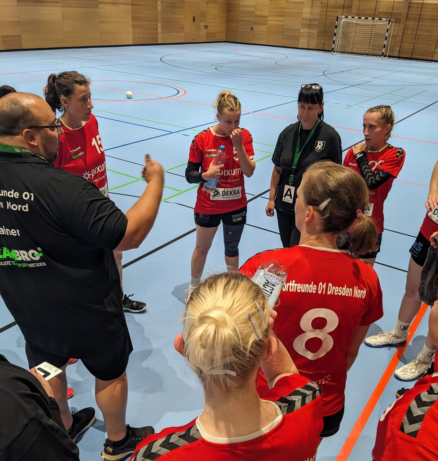 Trainer Christian Perlbach musste die Spielerinnen immer wieder aufmuntern. Foto: Sportfreunde 01