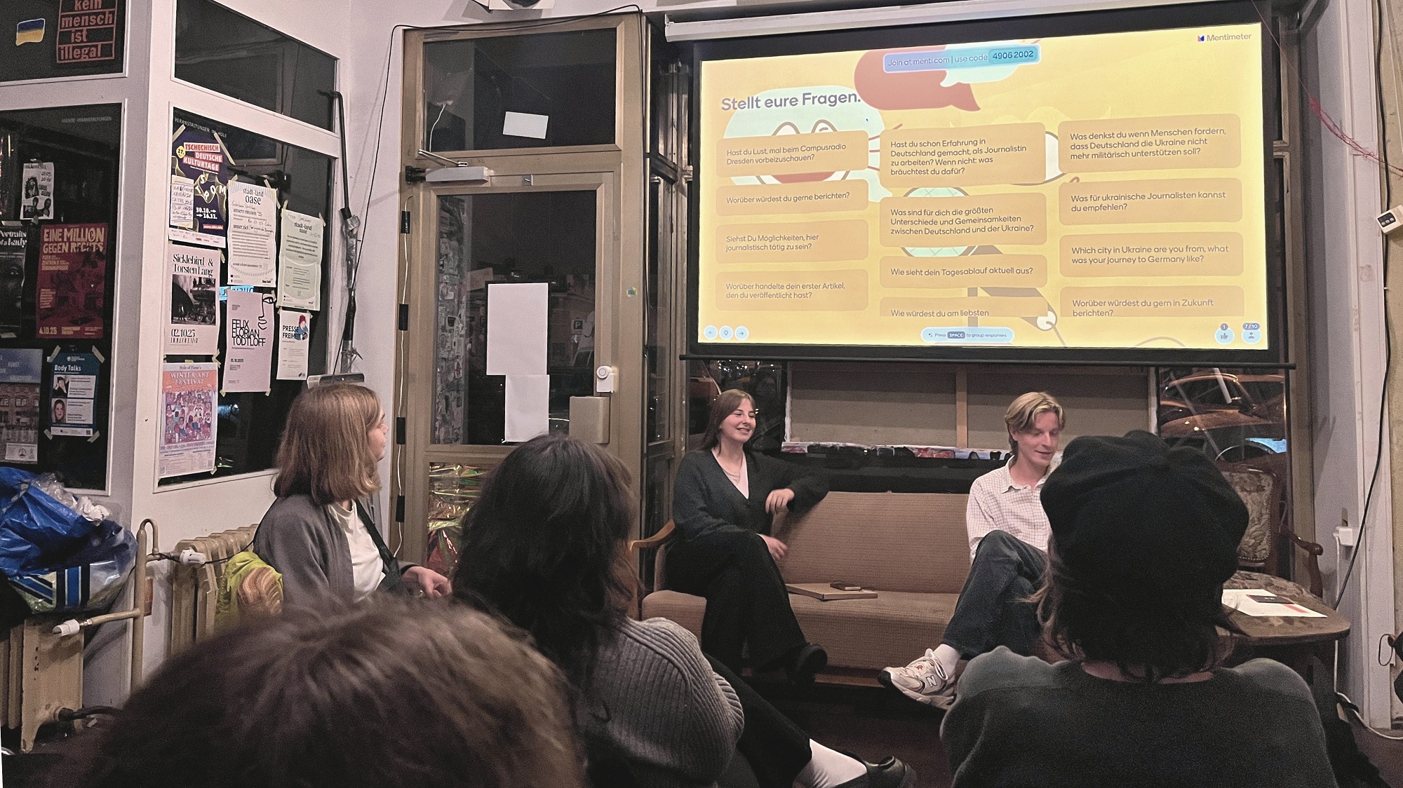 Nadiia Paiul und Lukas Bolte gehen die vielen Fragen der Teilnehmer*innen durch. Foto: Victor Franke