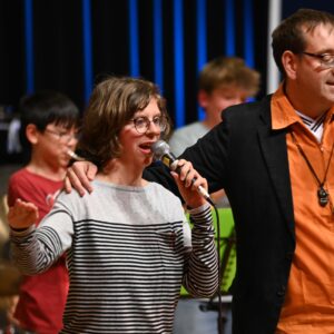 Es wird gesungen und musiziert – "Bühne frei für alle" beim Begegnungskonzert des HSKD Foto: Blicklicht Photographie