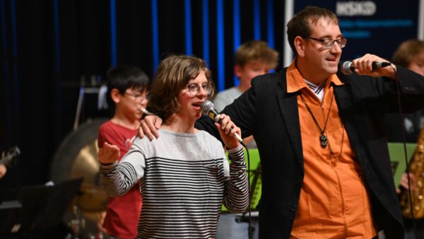 Es wird gesungen und musiziert – "Bühne frei für alle" beim Begegnungskonzert des HSKD Foto: Blicklicht Photographie