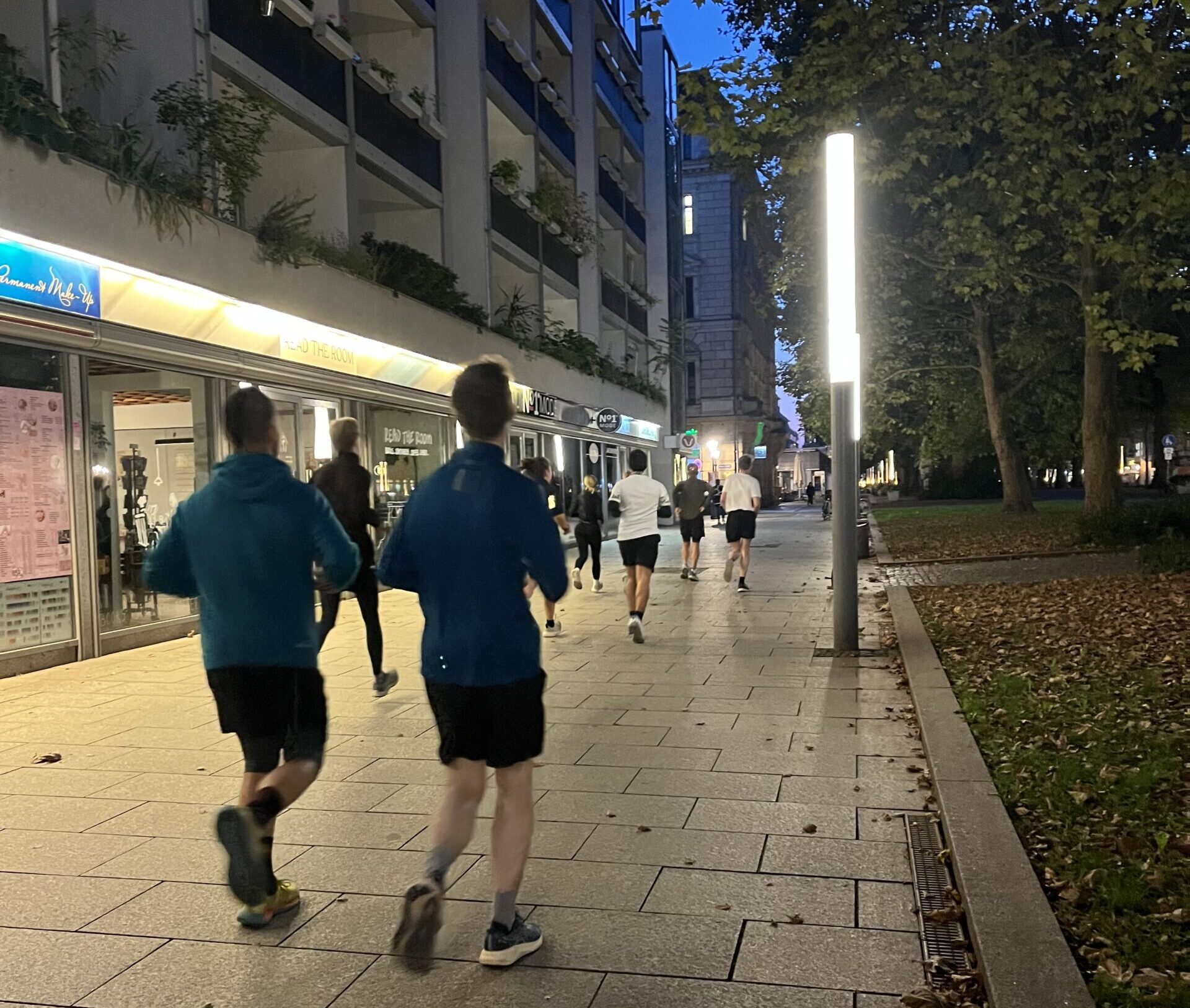 Blaue Stunde auf der Hauptstraße: die Pace Killers laufen Richtung Elbe – Foto: Jonasz Schulze