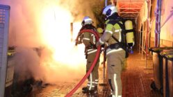 Erneut mehrere Mülltonnenbrände in Dresden in einer Nacht Feuerwehrleute löschen einen Mülltonnenbrand. Symbolbild - Foto: Roland Halkasch