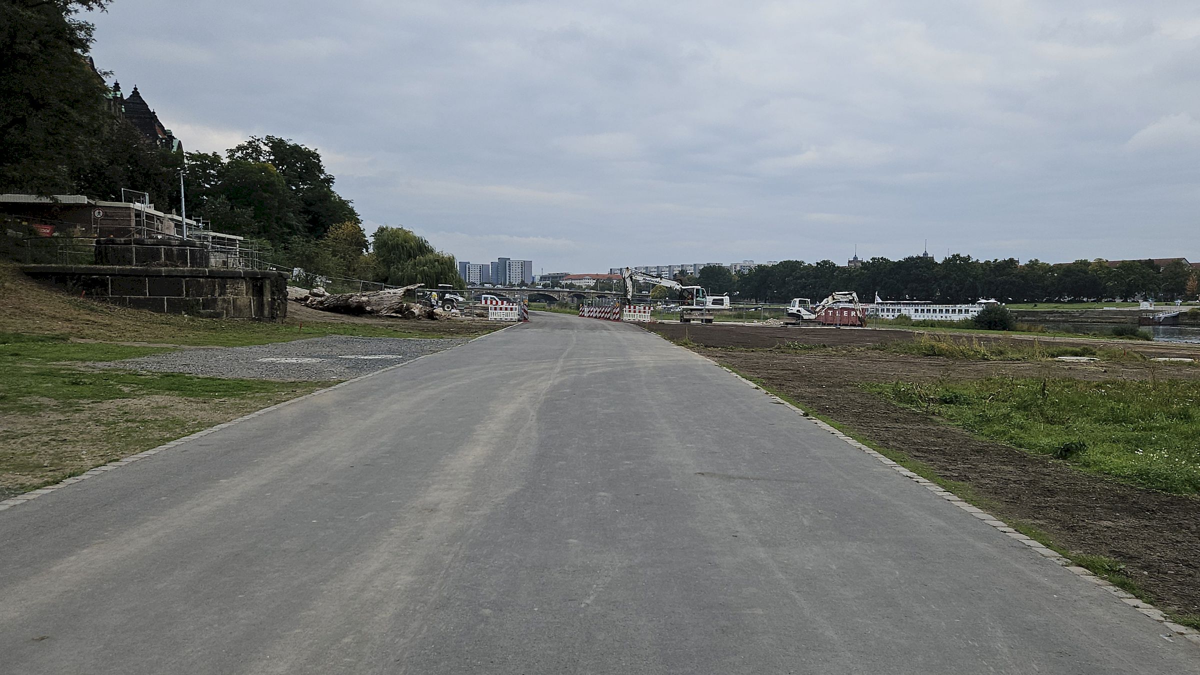 Der Radweg kann auch von Fußgängern und in beide Richtungen benutzt werden. Foto: Anton Launer