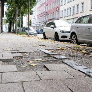 Fußweg an der Friedensstraße wird erneuert Der Gehweg an der Friedensstraße kann derzeit nur ganz vorsichtig begangen werden - Foto: Sebastian Diehl