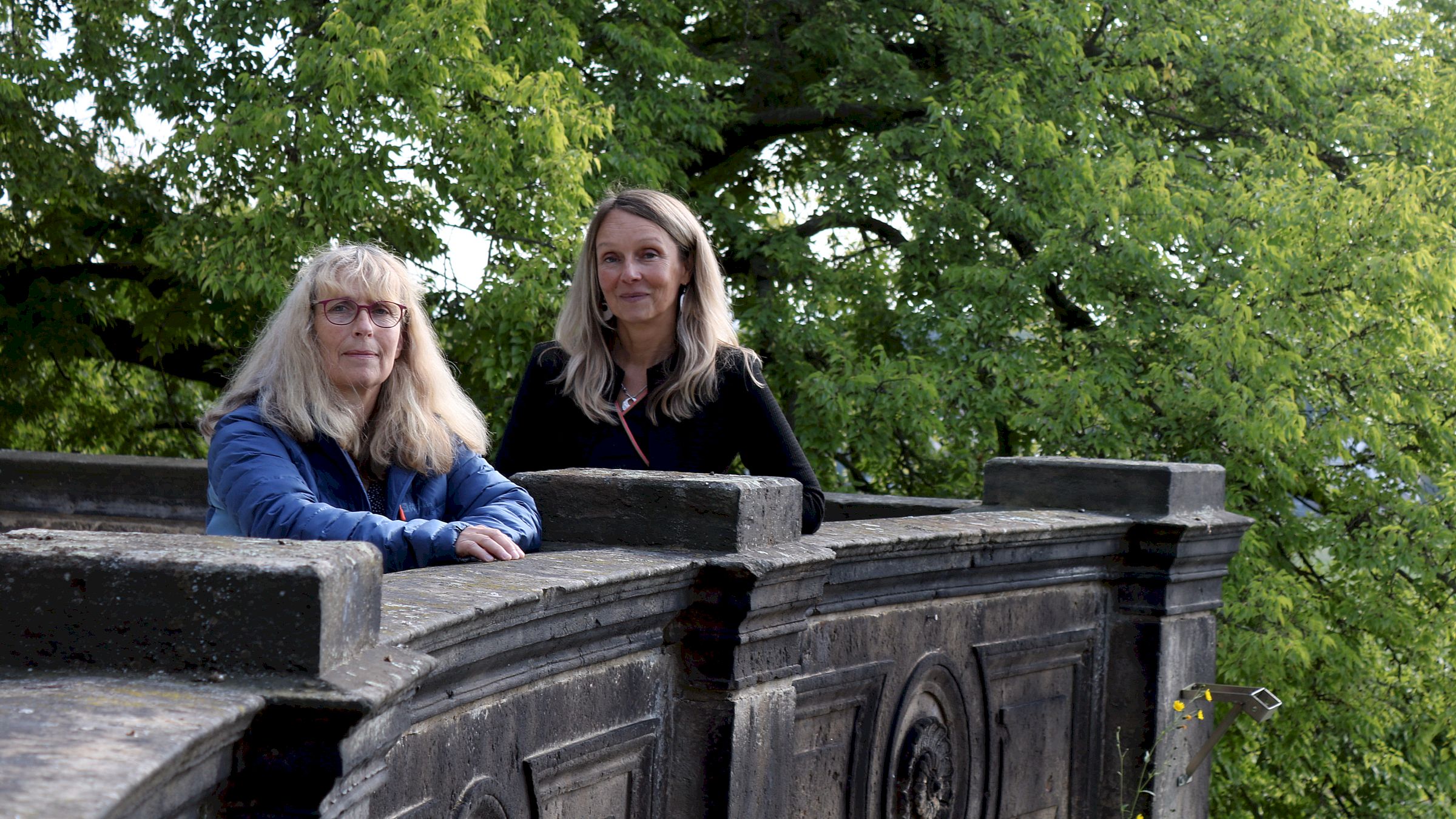 Artenschutzbeauftragte Petra Kirchhoff de LLamas (links) und Projektleiterin Mary Knopf stimmen sich eng ab, um die Bauarbeiten und das Wohlergehen der Fledermäuse miteinander in Einklang zu bringen. Foto: Stadtverwaltung Dresden