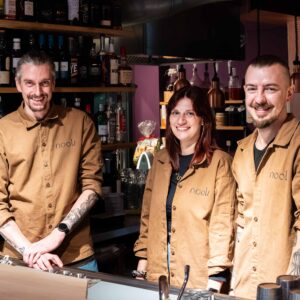 Neu am Bischofsweg: „nook“ - Drinks, Kombucha und Speisen Sternekoch Konrad Lange, Barkeeperin Luisa Fritsche und Barkeeper Toomas Laur im "nook – sips in a kitchen". Foto: Sebastian Diehl