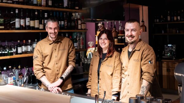 Sternekoch Konrad Lange, Barkeeperin Luisa Fritsche und Barkeeper Toomas Laur im "nook – sips in a kitchen". Foto: Sebastian Diehl