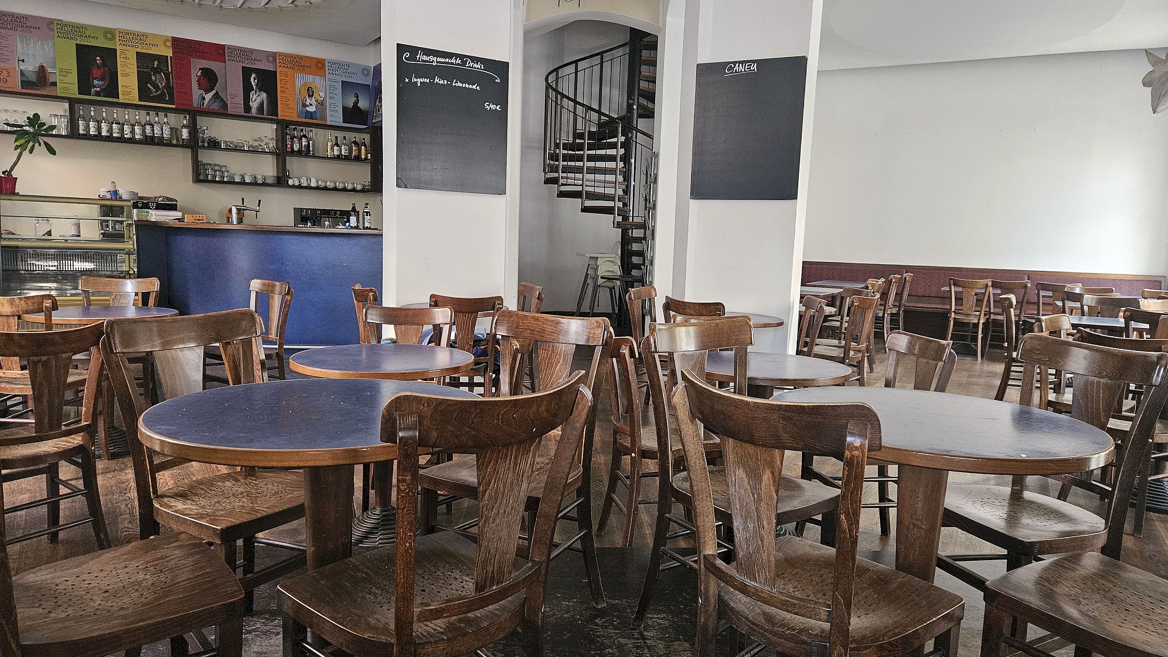 Sieht man das Vierteljahrhundert gar nicht an. Zeitlose Einrichtung im Café Neustadt. Foto: Anton Launer