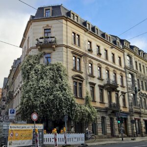 Was wird aus dem Café Neustadt? Café Neustadt - hinter Knöterich versteckt - an der Kreuzung Bautzner, Pulsnitzer Straße. Foto: Anton Launer