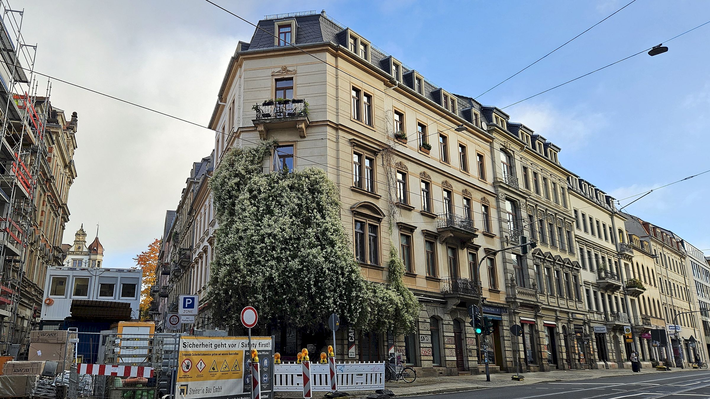 Café Neustadt - hinter Knöterich versteckt - an der Kreuzung Bautzner, Pulsnitzer Straße. Foto: Anton Launer