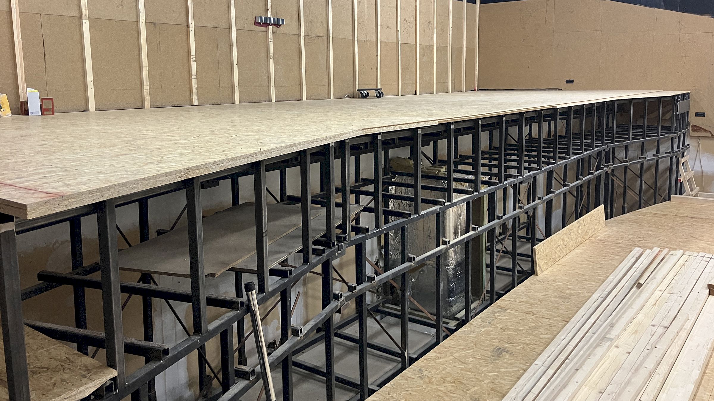 Unter den stählernen Zuschauertribünen fanden die Arbeiter Betonblöcke, deren Ausbau den Umbau schwierig gestaltete. Foto: meeco Communication Services