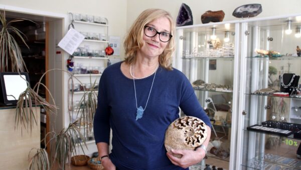 Martina Schöpe in ihrem Laden mit den wundervollen Steinen. Foto: Anton Launer