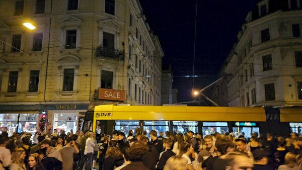 So voll war die Schiefe Ecke nur ganz selten - hier während des Louisenfestes im Juni. Foto: Anton Launer