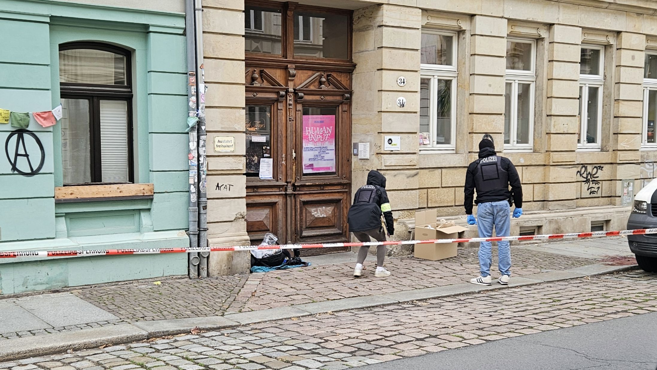 Am Freitagvormittag sicherte die Polizei weitere Spuren vor Ort an der Prießnitzstraße - Foto: Anton Launer