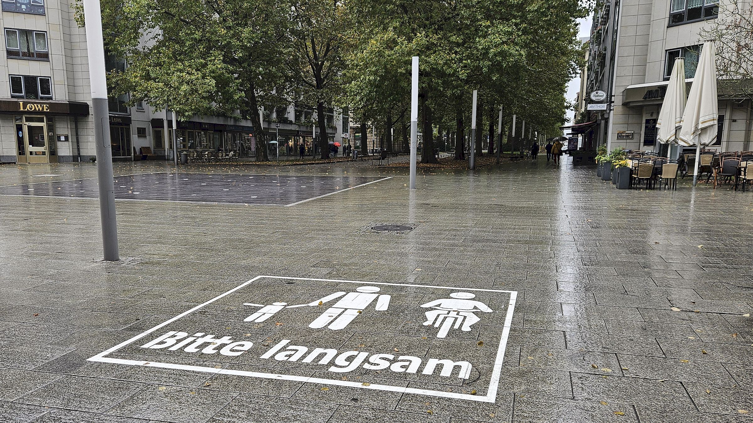 Radfahrende werden gebeten, sich an die Schrittgeschwindigkeit auf der Hauptstraße zu halten. Foto: Anton Launer