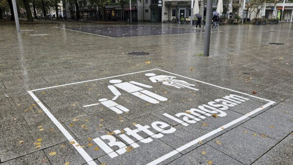 Am Jorge-Gomondai-Platz sind die Piktogramme schon zu sehen. Foto: Anton Launer