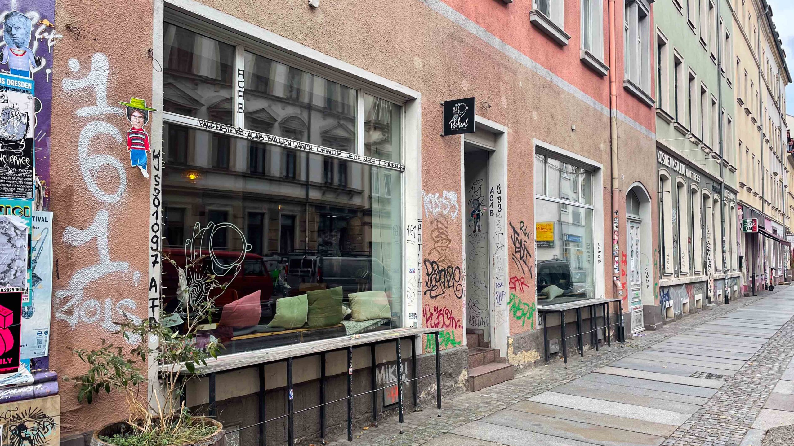 Mitten im Hechtviertel: im Café Peckerl finden die Vorträge der Gruppe statt. Foto: Sebastian Diehl